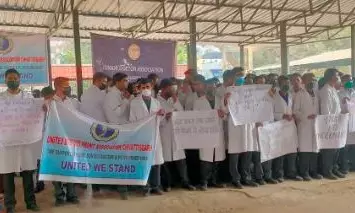 Chhattisgarh Junior Doctor Strike: रायपुर समेत प्रदेशभर में अनिश्चितकालीन हड़ताल शुरू, ओपीडी बंद, जूनियर डॉक्टर धरना पंडाल में कर रहे इलाज