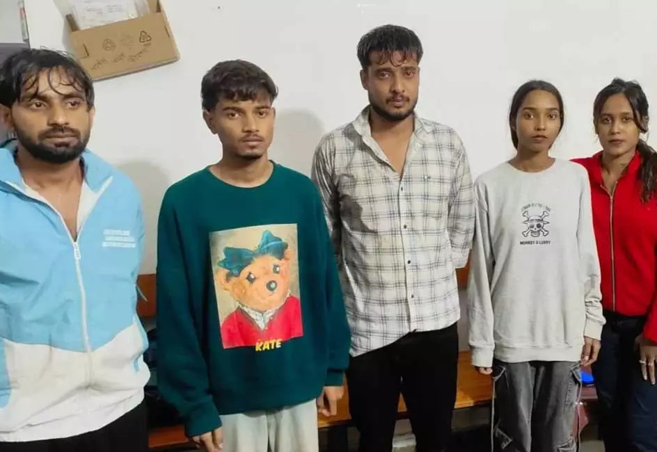 CG News : तेज बहाव में नदी के बीच फंसी कार, पेड़ के सहारे लटके पांच दोस्त, पुलिस ने जान पर खेलकर किया रेस्क्यू