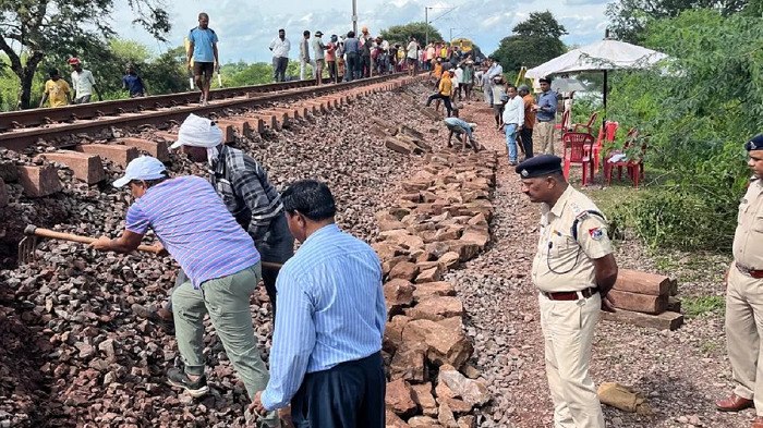Trains Cancelled: रायपुर रेल मंडल में भारी जलभराव और ट्रैक धंसने से दुर्ग-दल्लीराजहरा सेक्शन प्रभावित, कई ट्रेनें रद्द