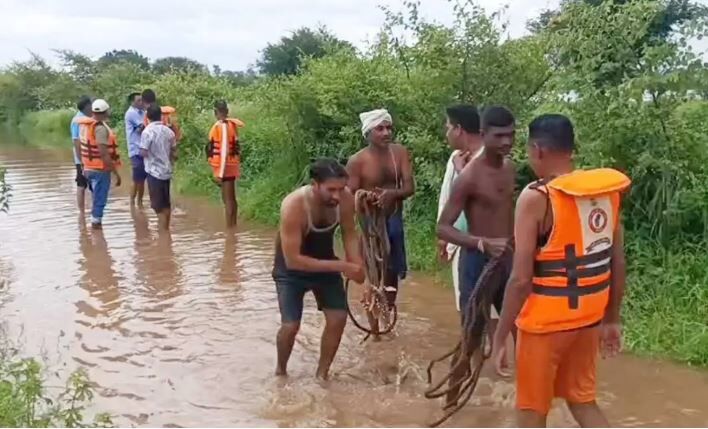Balodabazar Mahanadi Flood: बलौदा बाजार में महानदी के किनारे बाढ़ के हालात, SDRF की नावों से 120 लोगों को किया गया रेस्क्यू