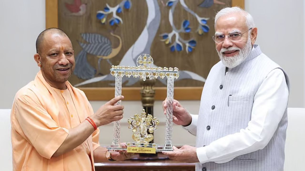 CM योगी ने PM मोदी से की मुलाकात, UP की सियासी तैयारियों और चुनावी समीकरणों पर हुई मंथन