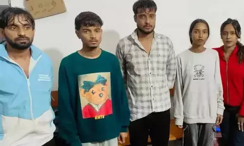 CG News : तेज बहाव में नदी के बीच फंसी कार, पेड़ के सहारे लटके पांच दोस्त, पुलिस ने जान पर खेलकर किया रेस्क्यू