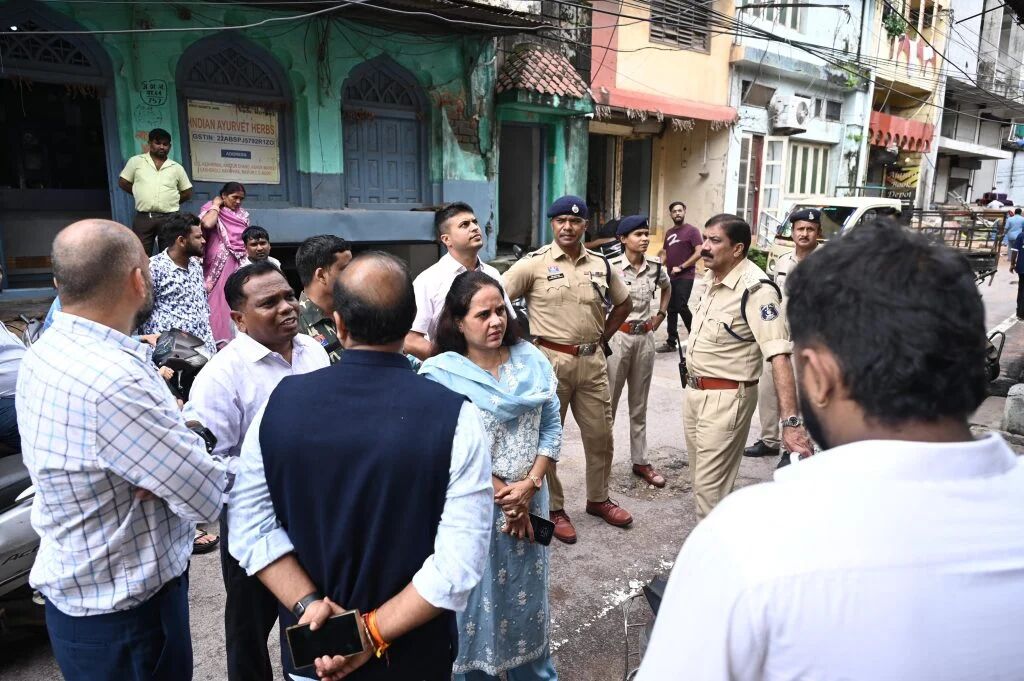 Raipur City News : सदर बाजार के जर्जर मकानों पर निगम सख्त, झांकी से पहले खाली कराने के निर्देश