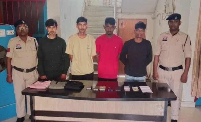 Cyber Crime : मोबाइल चोरी कर आधार की फोटो से खोला स्क्रीन लॉक, बैंक खातों से उड़ाए 2.84 लाख, 4 आरोपी गिरफ्तार