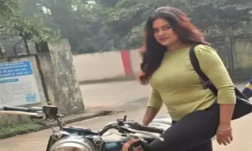 MP News : सोशल मीडिया इन्फ्लुएंसर निधि तिवारी ने लगाई फांसी, फोन पर बातचीत के दौरान दी वारदात को अंजाम MP News : सोशल मीडिया इन्फ्लुएंसर निधि तिवारी ने लगाई फांसी, फोन पर बातचीत के दौरान दी वारदात को अंजाम