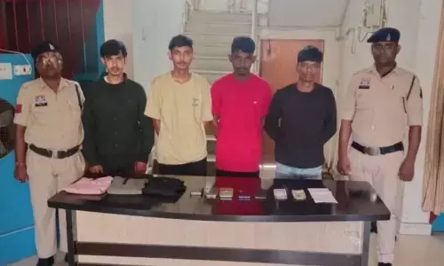 Cyber Crime : मोबाइल चोरी कर आधार की फोटो से खोला स्क्रीन लॉक, बैंक खातों से उड़ाए 2.84 लाख, 4 आरोपी गिरफ्तार Cyber Crime : मोबाइल चोरी कर आधार की फोटो से खोला स्क्रीन लॉक, बैंक खातों से उड़ाए 2.84 लाख, 4 आरोपी गिरफ्तार