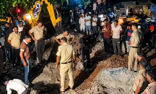 Borewell Rescue : सीही गांव में खुले बोरवेल में गिरी बच्ची, पुलिस-दमकल की टीमें रेस्क्यू में जुटीं