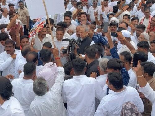 ‘वोट चोरी’ के मुद्दे पर जयपुर में कांग्रेस का प्रदर्शन, गहलोत-डोटासरा समेत कई नेता हिरासत में, पुलिस और प्रदर्शनकारियों के बीच झड़प