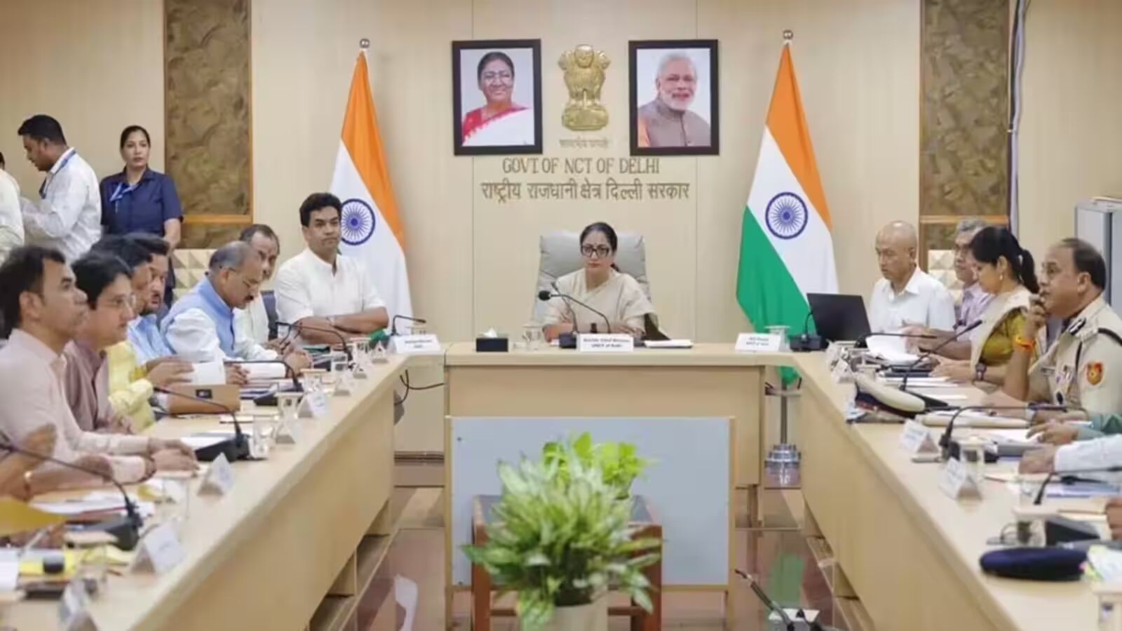 प्रदूषण रोकथाम के लिए दिल्ली सरकार का बड़ा फैसला, निर्माण कार्यों पर रोक, पार्किंग शुल्क दोगुना; आधे कर्मचारी करेंगे घर से काम, 1 नवंबर से लागू होंगे नए नियम
