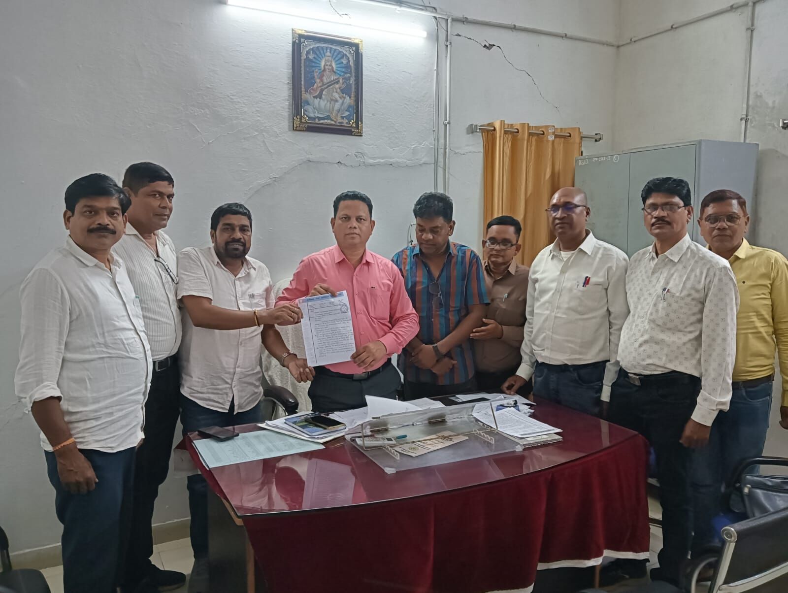 लंबित पेंशन प्रकरण और सीजीपीएफ पासबुक संधारण को लेकर एसोसिएशन मिला BEO बागबाहरा से