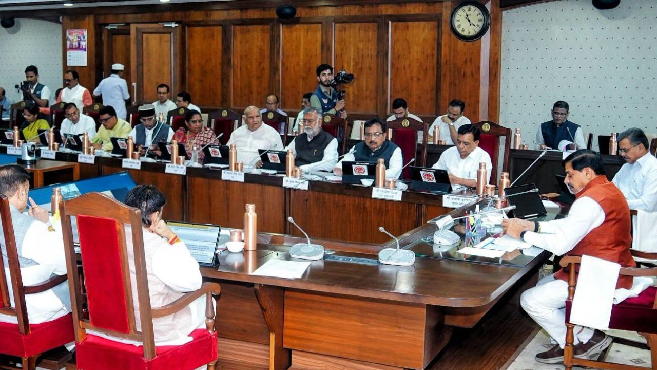 MP Cabinet Meeting: मोहन कैबिनेट के बड़े फैसले, 24,500 करोड़ के प्रस्तावों को मंजूरी; छात्रों से लेकर सिंचाई और अग्निवीरों को आरक्षण तक लिए अहम निर्णय