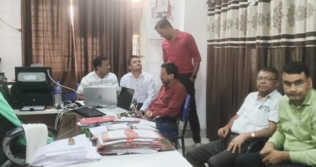 CG News : ACB ने संयुक्त कार्यालय में मारा छापा, 22 हजार की रिश्वत लेते नागरिक आपूर्ति अधिकारी गिरफ्तार