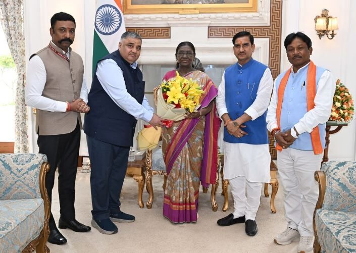 Bastar Dussehra 2026: बस्तर दशहरा के मुरिया दरबार में शामिल होंगी राष्ट्रपति द्रौपदी मुर्मु, तोखन साहू के नेतृत्व में प्रतिनिधिमंडल ने दिया न्योता