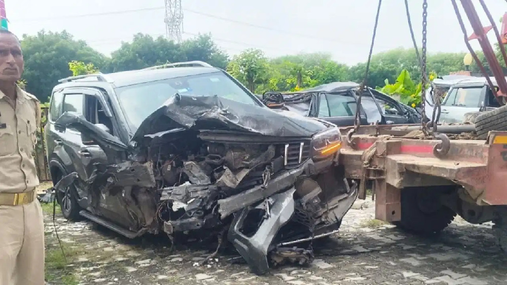 UP Accident : आगरा-लखनऊ एक्सप्रेसवे पर भीषण टक्कर, इटावा के DFO और चालक की मौत, 6 घायल