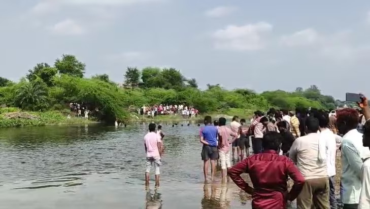 UP News : श्राद्ध कर्म के दौरान सुखनई नदी में बड़ा हादसा, एक ही परिवार के 5 लोगों की डूबने से मौत