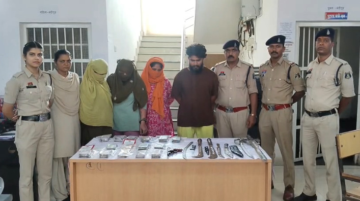 CG Crime : हिस्ट्रीशीटर के घर मिला हथियारों का जखीरा, 200 से ज्यादा म्यूल अकाउंट की डिटेल और 3 लाख कैश बरामद