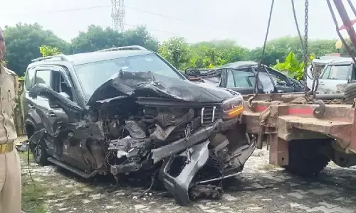 UP Accident : आगरा-लखनऊ एक्सप्रेसवे पर भीषण टक्कर, इटावा के DFO और चालक की मौत, 6 घायल