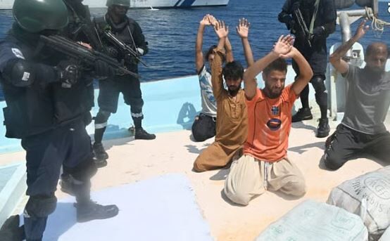 Arabian Sea Drug Seizure: अरब सागर में ड्रग्स की बड़ी खेप पकड़ी गई, 5 पाकिस्तानी हिरासत में, कीमत जानकर रह जाएंगे हैरान