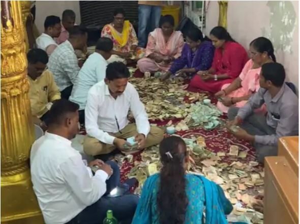 Maa Danteshwari Donation Jagdalpur: जगदलपुर के मां दंतेश्वरी मंदिर की दान पेटियों में निकली लाखों की रकम, जानें क्या-क्या निकला