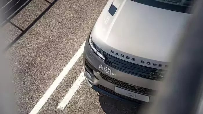 40712-lr3 प्रीमियम फीचर्स से लैस, 609km की रेंज और 850Nm टॉर्क, Range Rover Sport Electric की भारत में बुकिंग शुरू