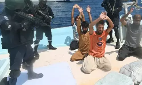 Arabian Sea Drug Seizure: अरब सागर में ड्रग्स की बड़ी खेप पकड़ी गई, 5 पाकिस्तानी हिरासत में, कीमत जानकर रह जाएंगे हैरान