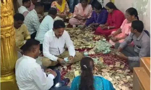 Maa Danteshwari Donation Jagdalpur: जगदलपुर के मां दंतेश्वरी मंदिर की दान पेटियों में निकली लाखों की रकम, जानें क्या-क्या निकला