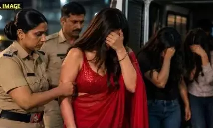 Thane Sex Racket Bhojpuri Actress Arrested हाई-प्रोफाइल सेक्स रैकेट चलाने वाली भोजपुरी एक्ट्रेस गिरफ्तार, फिल्मों में काम का झांसा दे करवाती थी गंदा काम,10 से ज्यादा वेब सीरीज में कर चुकी काम