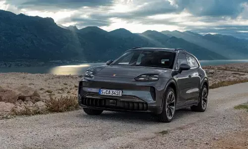 Porsche Cayenne Electric भारत में पेश: 2.5 सेकंड में 100 की रफ्तार, 642KM रेंज और कई हाईटेक फीचर्स, जानिए इसकी कीमत