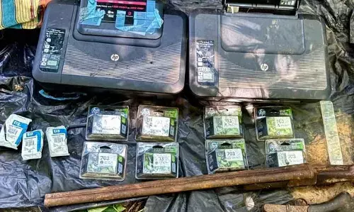 Kanker Naxal Dump Busted: कांकेर-गढ़चिरौली सीमा पर जंगलों में मिला नक्सलियों का डंप, सुरक्षा बलों को मिली बड़ी सफलता