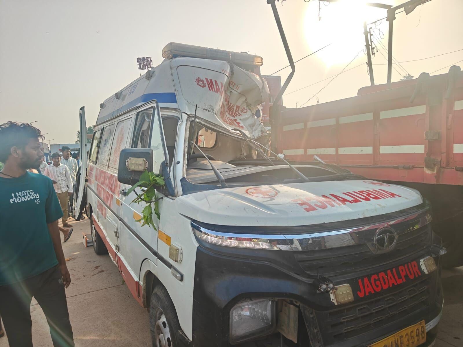 CG Accident: वेंटीलेटर एंबुलेंस और ट्रैक्टर-ट्रॉली में भिड़ंत, महिला नर्स की मौत