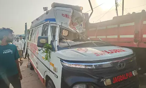 CG Accident: वेंटीलेटर एंबुलेंस और ट्रैक्टर-ट्रॉली में भिड़ंत, महिला नर्स की मौत