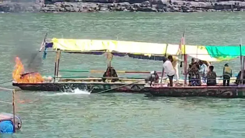 Omkareshwar Boat Fire: नर्मदा में चलती नाव के इंजन में लगी आग, यात्रियों में मची अफरा-तफरी; समय रहते टला बड़ा हादसा