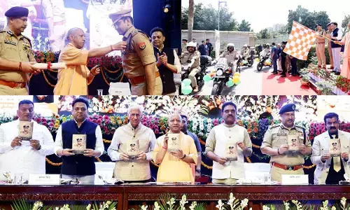 UP : लोकभवन में पुलिसकर्मियों का सम्मान, पूर्व DGP प्रकाश सिंह की पुस्तक ‘संघर्ष’ का विमोचन; CM योगी ने 87 इंटरसेप्टर वाहनों को दिखाई झंडी