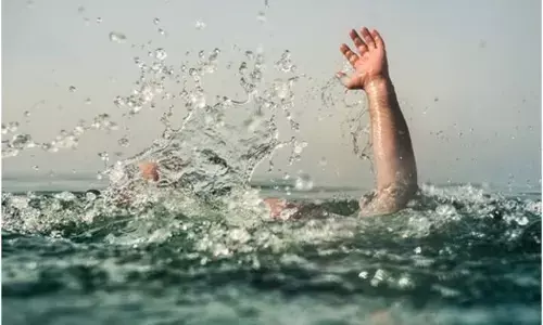 CG News: कारका नदी में नहाने गए दो छात्र डूबे, 9 दोस्तों के साथ पिकनिक मनाने पहुंचे थे, तलाश जारी
