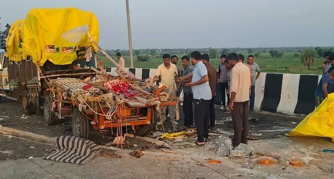 Samruddhi Expressway Accident: समृद्धि एक्सप्रेसवे पर भीषण हादसा, 7 श्रद्धालुओं की मौत,देवी दुर्गा की मूर्ति लेकर लौट रहे वापस