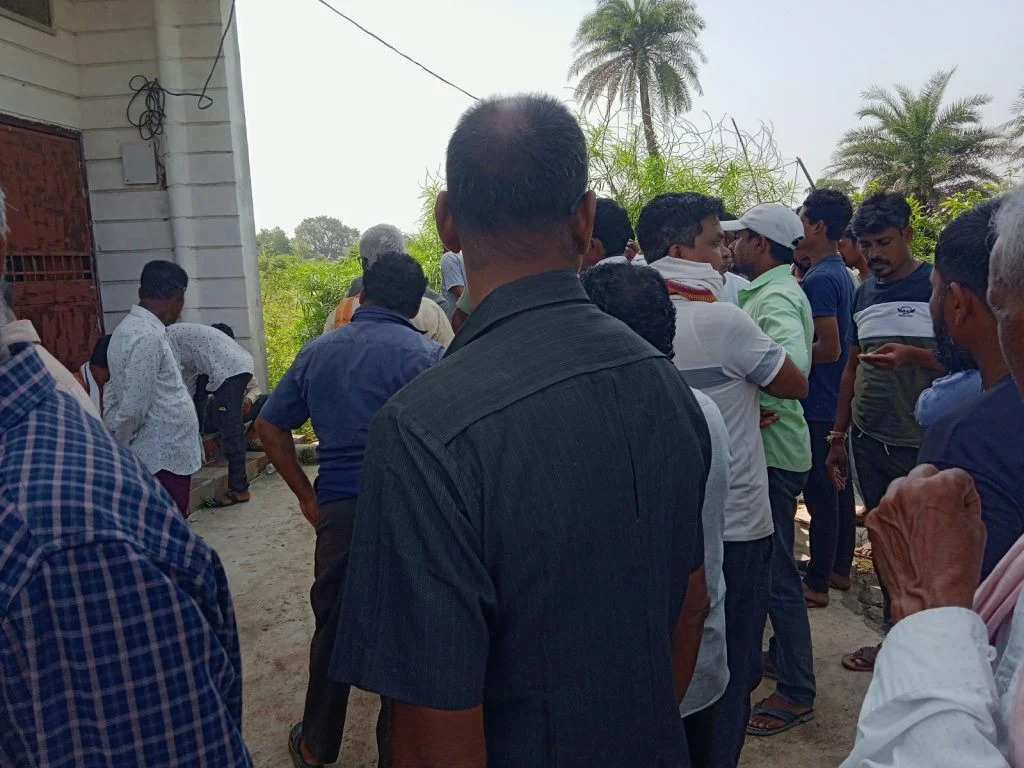 CG Crime : संदिग्ध गतिविधियों की शिकायत पर पुलिस की दबिश, 18 युवक-युवतियां हिरासत में, ग्रामीणों का मकान पर प्रदर्शन