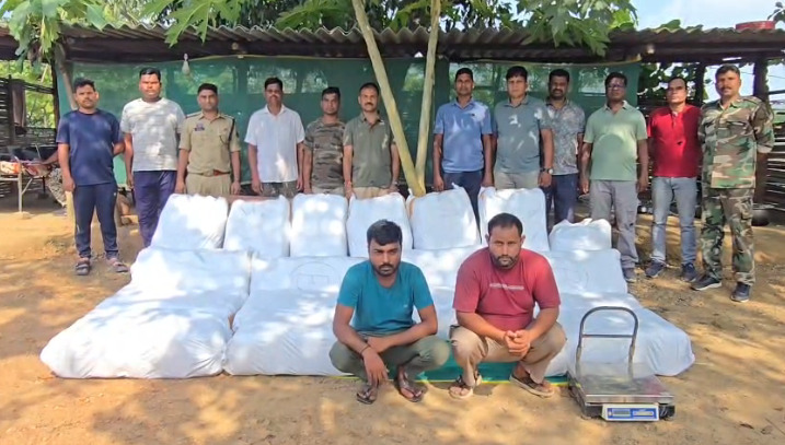 CG Crime : मिर्ची की बोरियों के नीचे छिपा था 440 किलो गांजा, 2 करोड़ से ज्यादा का माल जब्त, दो आरोपी गिरफ्तार