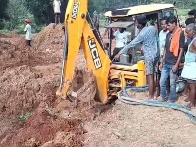 CG News : कुआं धंसने से ग्रामीण मलबे में दबा, 24 घंटे बाद भी नहीं मिला सुराग, रेस्क्यू ऑपरेशन जारी