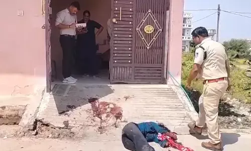 MP Crime : दिनदहाड़े युवती की चाकुओं से गोदकर हत्या, घर में बंद मिले दो मासूम बच्चे, CCTV में कैद वारदात
