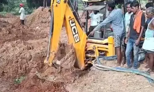 CG News : कुआं धंसने से ग्रामीण मलबे में दबा, 24 घंटे बाद भी नहीं मिला सुराग, रेस्क्यू ऑपरेशन जारी