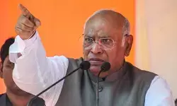 खरगे की मांग- लोकसभा और सभी विधानसभाएं भंग हों: कहा- देश में हुए चुनाव गैर-कानूनी, बैलेट पेपर से नए चुनाव कराने की मांग, मोदी-शाह पर भी साधा निशाना