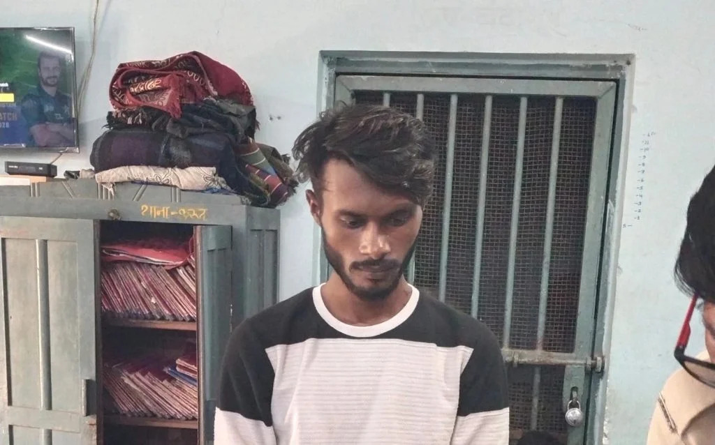 CG Crime : मोबाइल रिचार्ज को लेकर शक, घर में घुसकर प्रेमिका पर चाकू से हमला, आरोपी गिरफ्तार