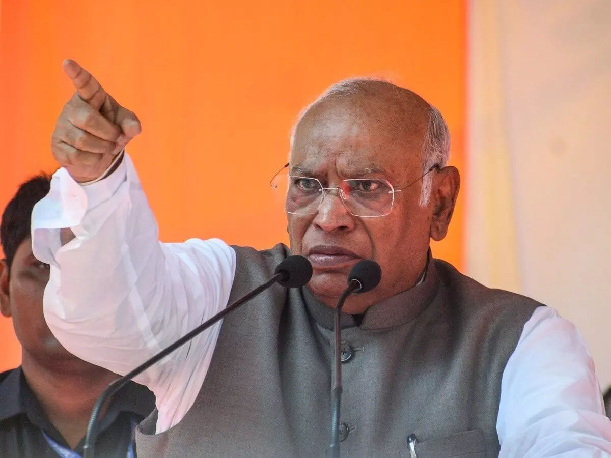 खरगे की मांग- लोकसभा और सभी विधानसभाएं भंग हों: कहा- देश में हुए चुनाव गैर-कानूनी, बैलेट पेपर से नए चुनाव कराने की मांग, मोदी-शाह पर भी साधा निशाना खरगे की मांग- लोकसभा और सभी विधानसभाएं भंग हों: कहा- देश में हुए चुनाव गैर-कानूनी, बैलेट पेपर से नए चुनाव कराने की मांग, मोदी-शाह पर भी साधा निशाना