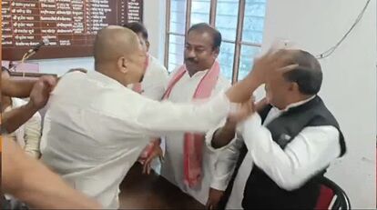 गोरखपुर में सपा की प्रेस वार्ता में मारपीट: बैठने की जगह को लेकर विवाद, पूर्व जिलाध्यक्ष को मारा थप्पड़; वीडियो वायरल