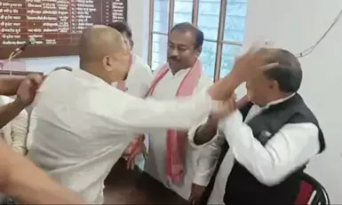 गोरखपुर में सपा की प्रेस वार्ता में मारपीट: बैठने की जगह को लेकर विवाद, पूर्व जिलाध्यक्ष को मारा थप्पड़; वीडियो वायरल