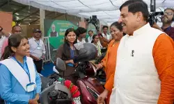 MP : CM मोहन यादव ने मेधावी छात्रों को बांटी स्कूटी, मंडला को मिली ₹460 करोड़ के विकास कार्यों की सौगात MP : CM मोहन यादव ने मेधावी छात्रों को बांटी स्कूटी, मंडला को मिली ₹460 करोड़ के विकास कार्यों की सौगात