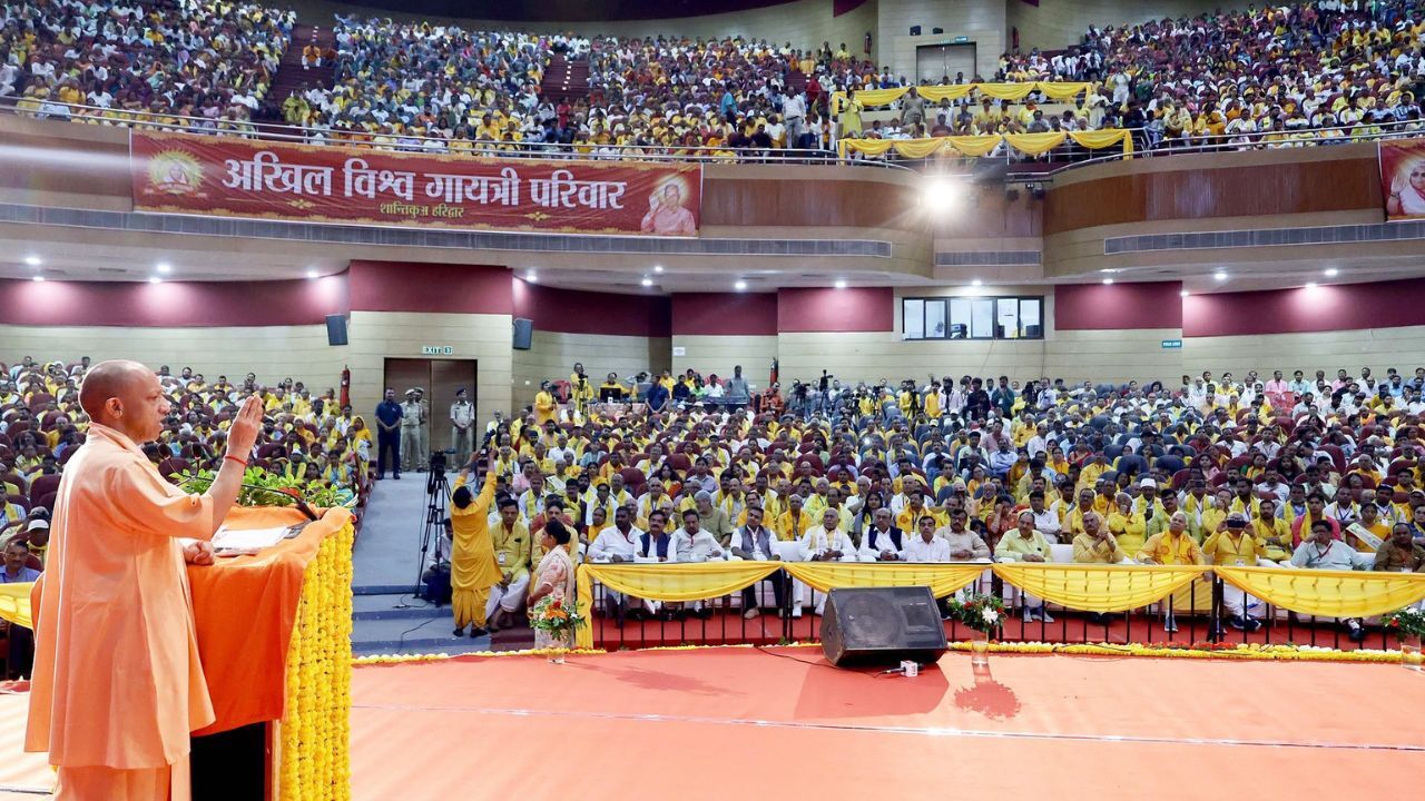 UP : गायत्री परिवार के शिक्षक गरिमा सम्मेलन में पहुंचे CM योगी, बोले- बनाना है ‘एक भारत, श्रेष्ठ भारत’