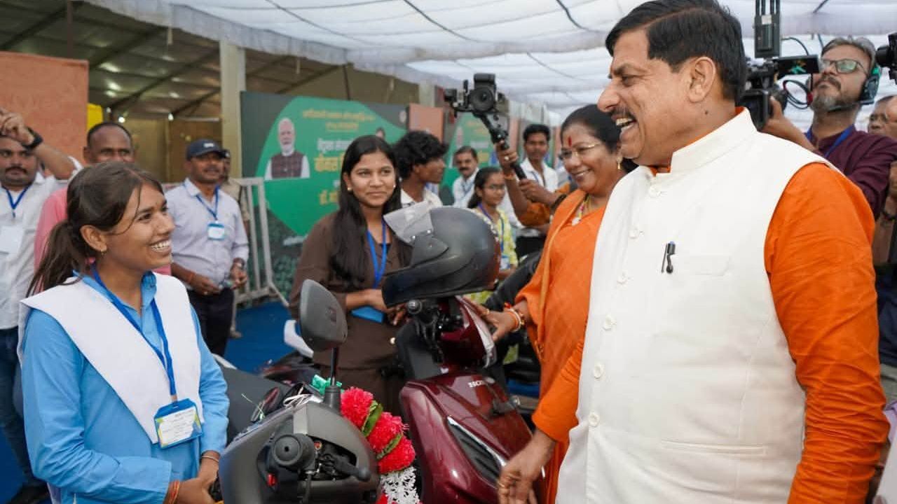 MP : CM मोहन यादव ने मेधावी छात्रों को बांटी स्कूटी, मंडला को मिली ₹460 करोड़ के विकास कार्यों की सौगात
