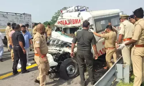 UP Accident : पूर्वांचल एक्सप्रेस-वे पर सेना की एंबुलेंस ट्रक में घुसी, जवान समेत 4 की मौत