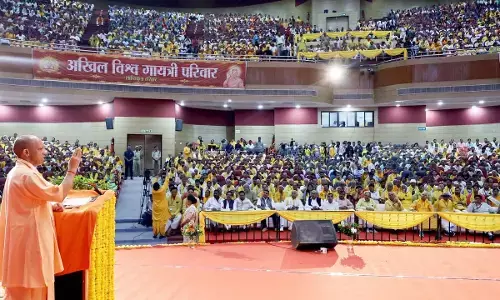 UP : गायत्री परिवार के शिक्षक गरिमा सम्मेलन में पहुंचे CM योगी, बोले- बनाना है ‘एक भारत, श्रेष्ठ भारत’